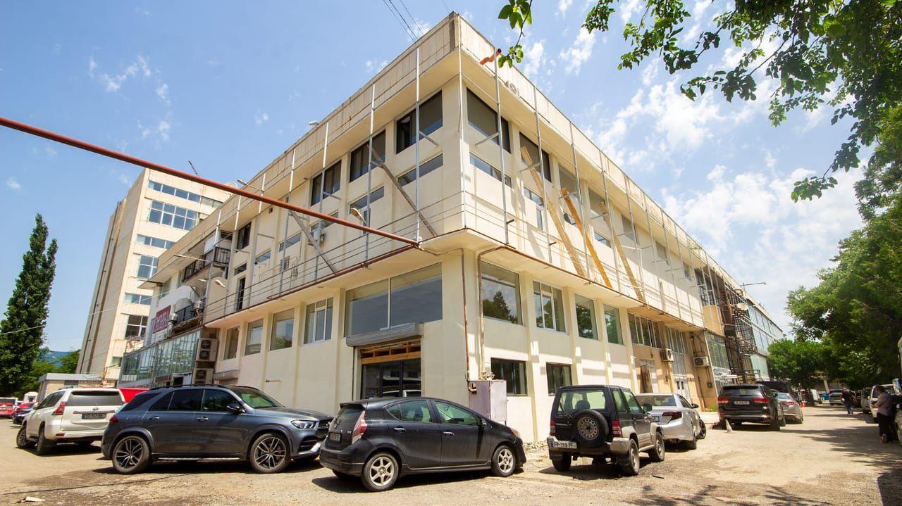 ცალკე მდგომი კომერციული უნივერსალური შენობა